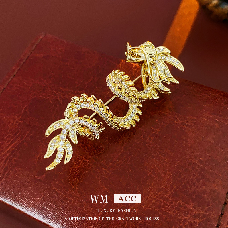 Oro verdadero diamante eléctrico Zodiac dragón broche de metal estilo nacional retro pin de nicho personalidad accesorios fabricantes mujeres al por mayor