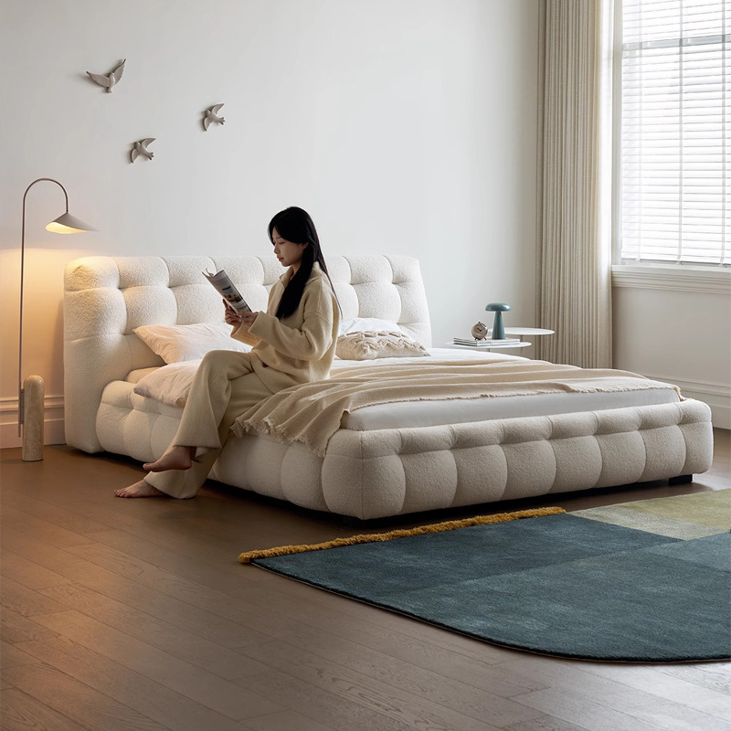 Cama de tela de malvavisco francés, estilo crema simple moderno, dormitorio principal, cama doble de lana de cordero, cama de boda de lujo ligera