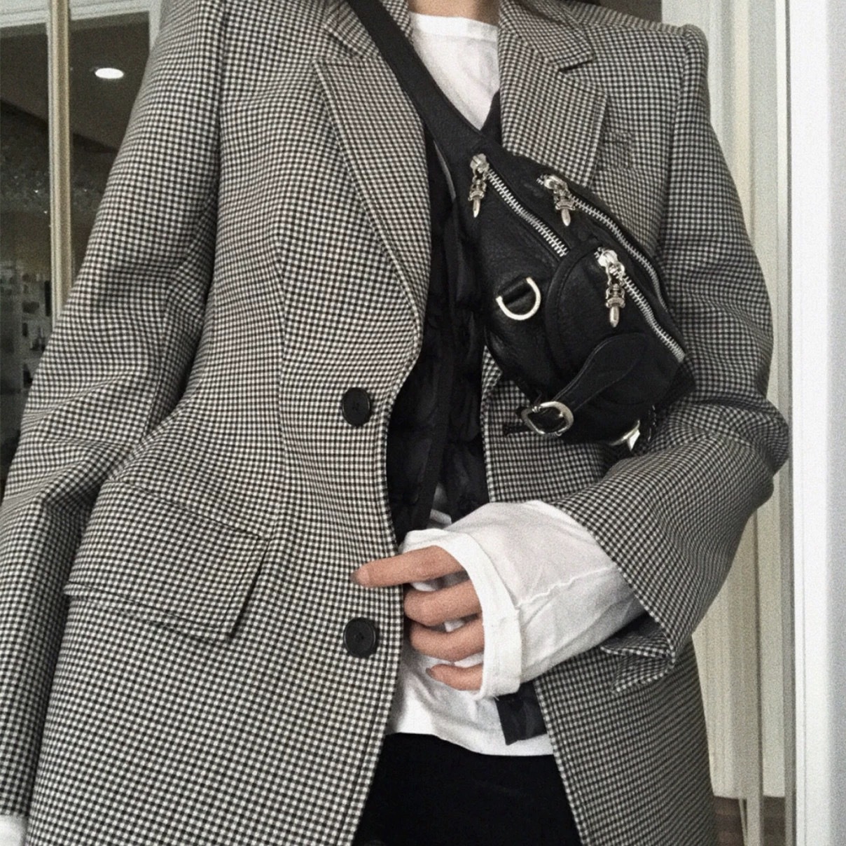 2024 Trendy Nieuwe Hoofdlaag Koeienhuid Kruis Zwaard Borsttas, Modieuze Honderd Heuptassen voor Mannen en Vrouwen_voghion.com