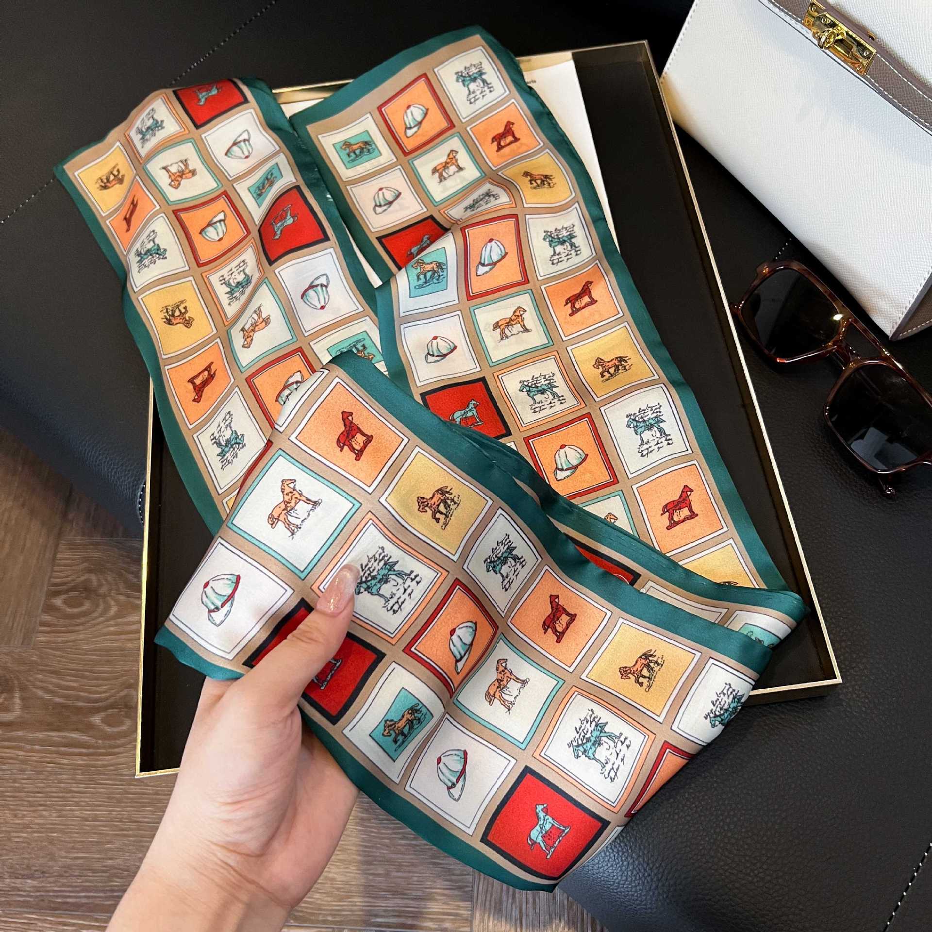 Nueva bufanda de seda pequeña banda larga estrecha para el cabello mujer estilo primavera y otoño moda madre bufanda estilo verano estilo fino serpentina bufanda al por mayor