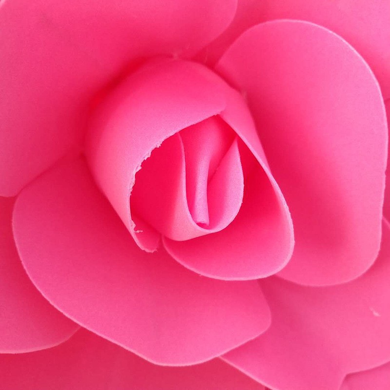 Decoración de pared con flores artificiales grandes con rosas de PE de base plana para escaparates, bodas, eventos, artesanías a gran escala y paisajismo de escaparates.