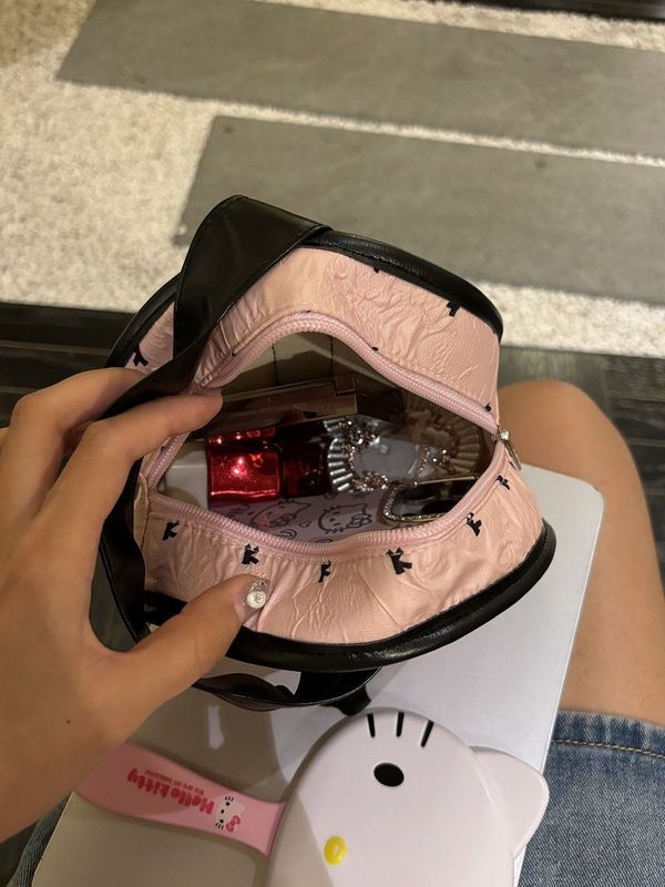 甜酷黑粉配蝴蝶结三角包手拎手腕包便携手机包精致可爱无性别风|undefined