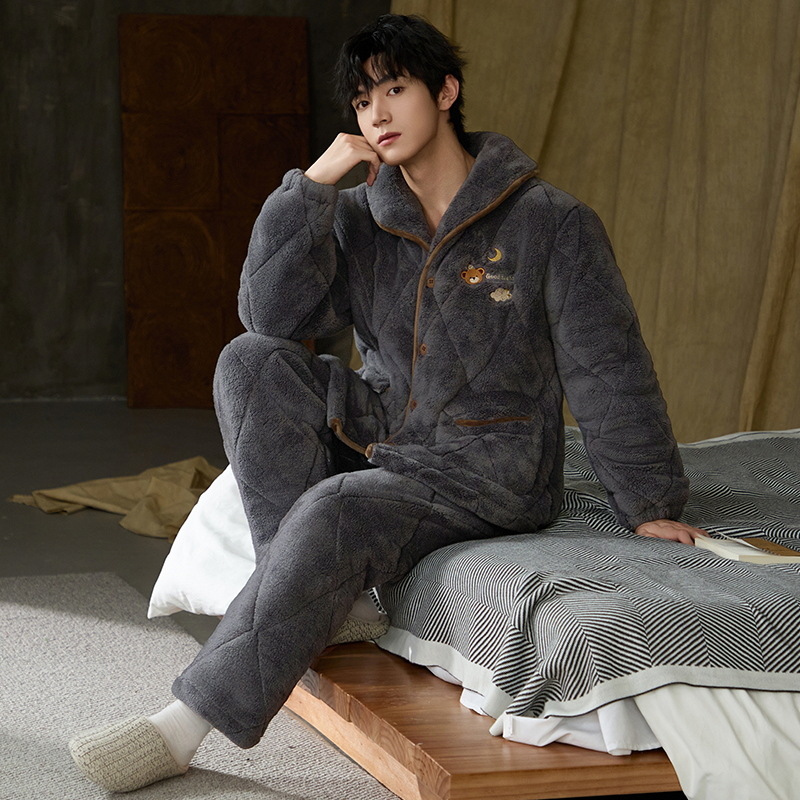 Pijamas de invierno para hombres de coral de terciopelo de tres capas de algodón intercalado con terciopelo de espesor de ropa de hogar de otoño y invierno 2024 nuevo