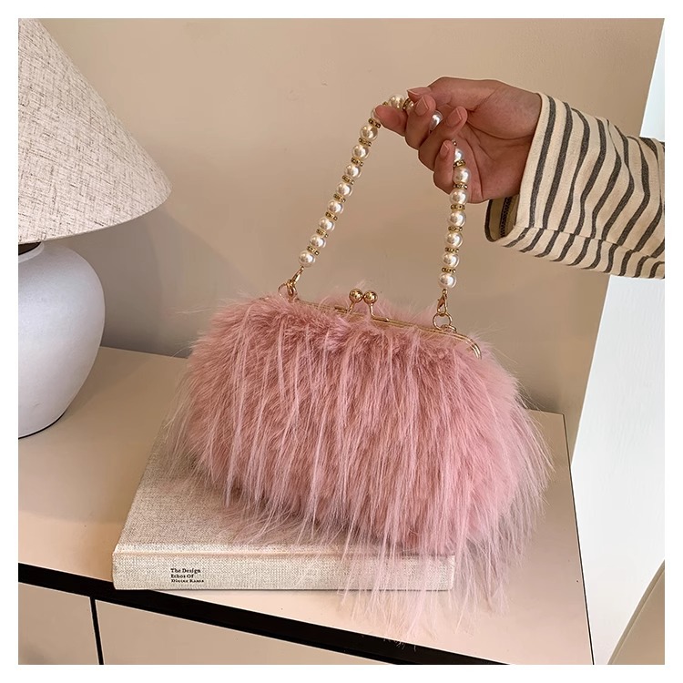 Women's Exquisite furry plush bag messenger bag autumn and winter plush bag pearl chain handbag_voghion.com