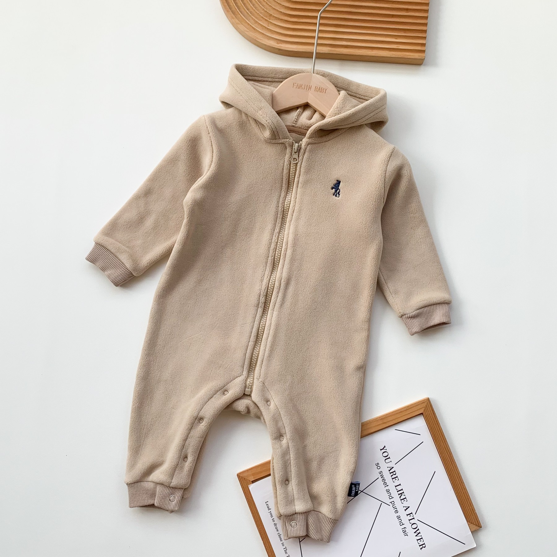 Bebé de una pieza 2025 otoño e invierno nuevo traje de escalada de terciopelo australiano para hombres y mujeres bebé de doble cara más traje de exterior de una pieza de terciopelo marea