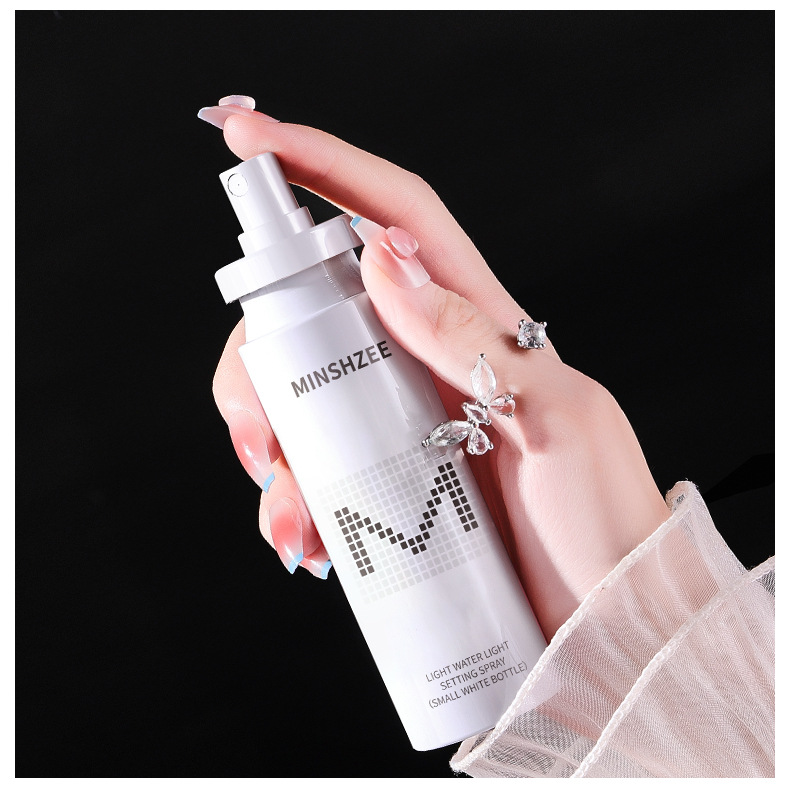 Mingxi Zhi Setting Spray is long-lasting without makeup smudging or powder sticking. It is waterproof, sweat-proof, and moisturizing for dry and oily skin. It is suitable for cross-border use undefined