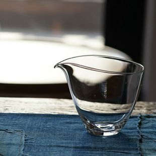 High Borosilicate Japanese-Style Glass Tea Pitcher with Water Droplet Design, Thickened Heat-Resistant Tea Sharing Cup Without Handle, High Temperature Resistant