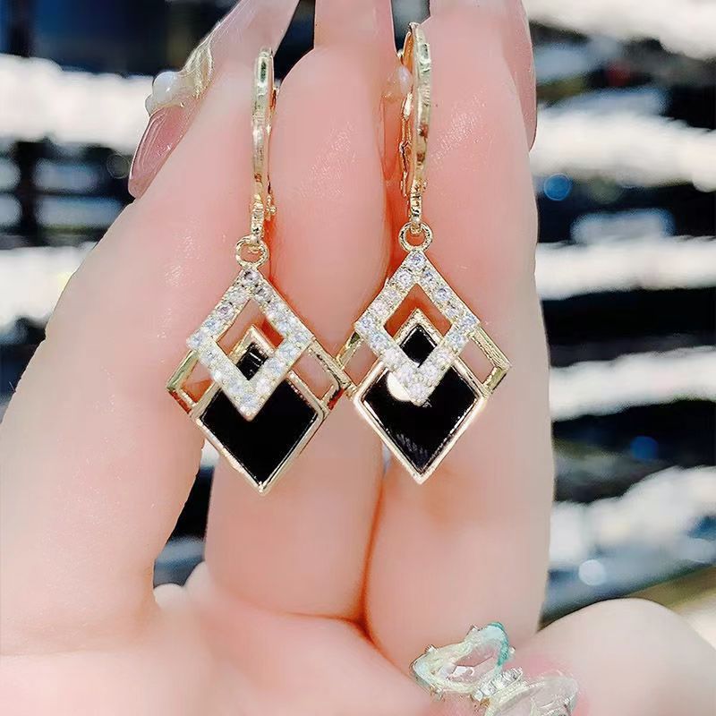 High-end Elegant Black Diamond Earrings Japanese and Korean-style Niche Design Light Luxury Distinctive Geometric Earrings Exquisite Ear Buckle for Women