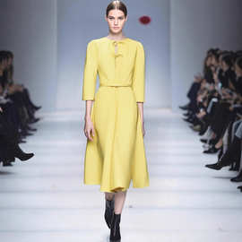 欧洲站2025年秋季明星凯特王妃同款女装优雅气质中长蛋黄色连衣裙