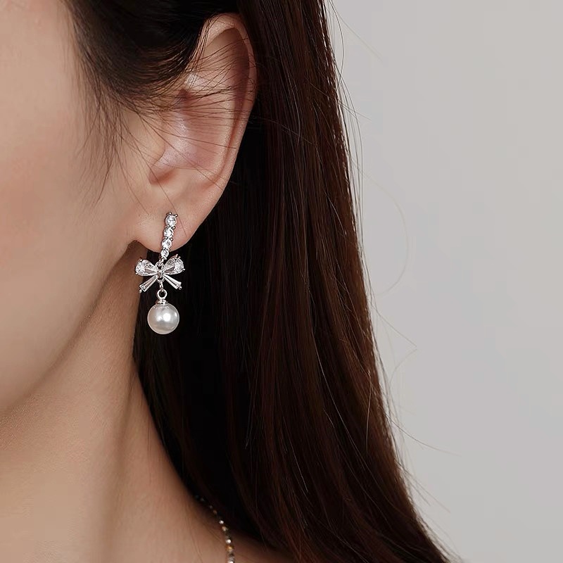 Cubic Zirconia And Pearl Stud Earrings For Everyday Elegance_voghion.com