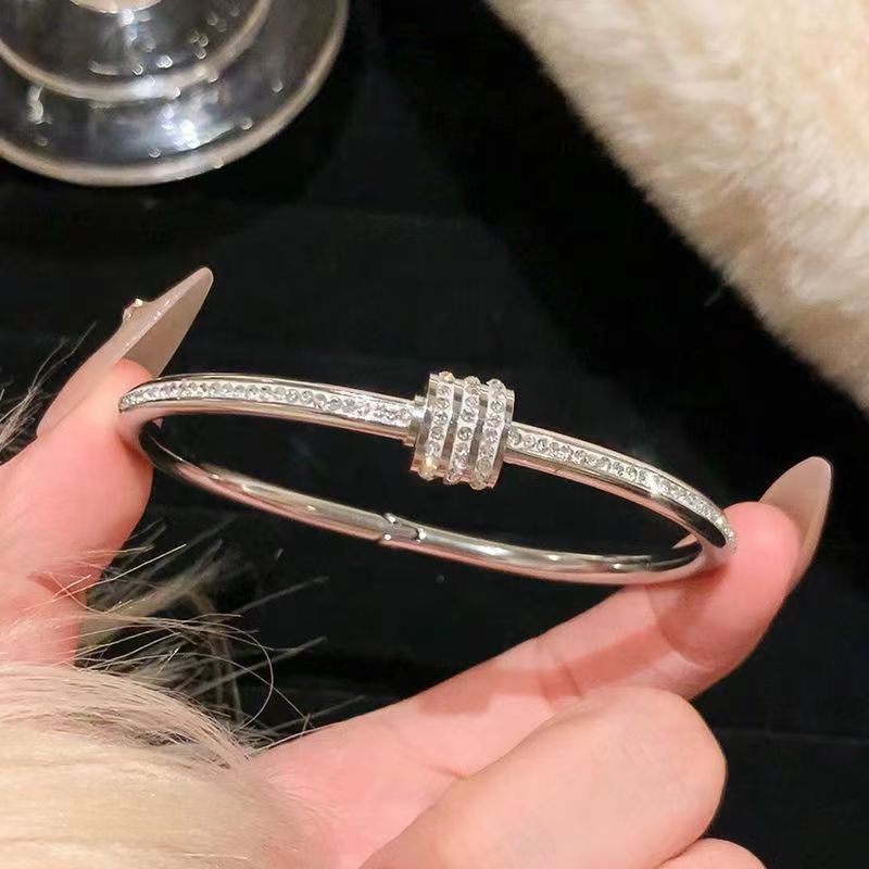 【 Romance First 】 Titanium Steel Colorless Bracelet Instagram, a trendy and niche accessory that is versatile, luxurious, and high-end with full diamond bracelets