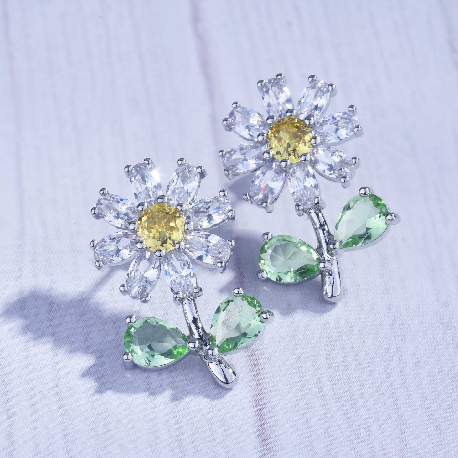 Super Flash High Carbon Diamond Small Daisy Small Flower Earrings Chrysanthemum Earrings display picture 3