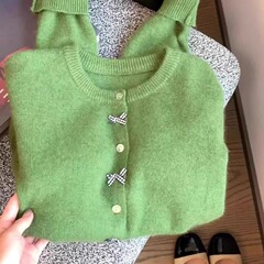 緑の丸首の蝶結びのカーディガンの女性の春のデザイン感は柔らかくて、怠惰で、秋冬のセーターのコートの女性に似合います。