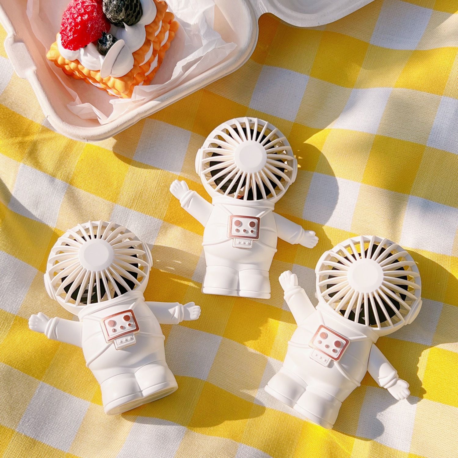 Mini-portable Handheld Fan Cute Spaceman Usb Rechargeable Mute Cooling Bedroom Fan display picture 2