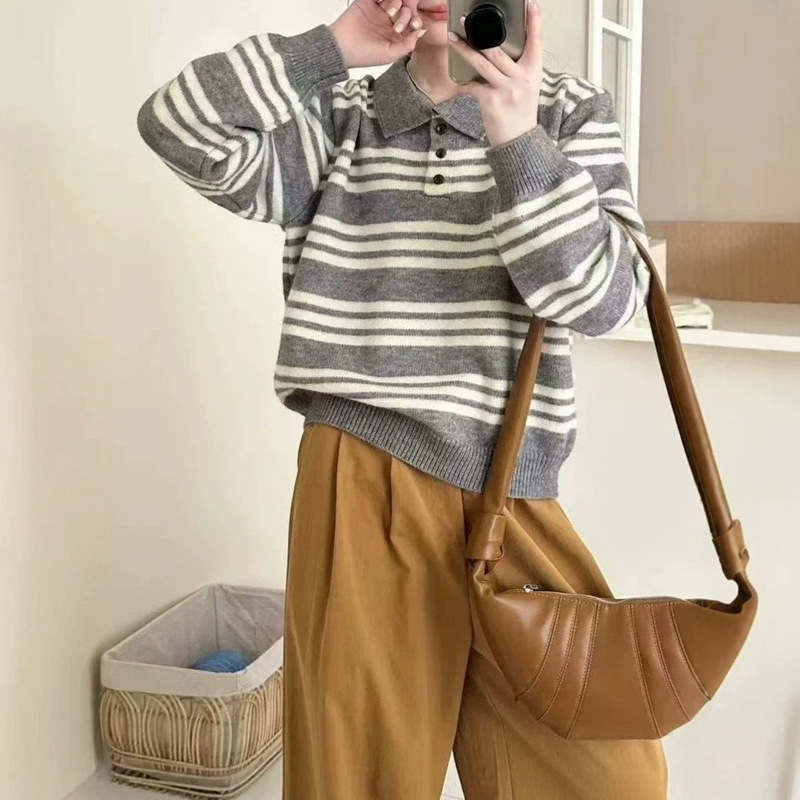 New striped polo-neck sweater for women, a versatile and stylish piece for winter, featuring a relaxed, preppy look, a loose fit, and long sleeves that create a slimming effect New striped polo-neck sweater for women, a versatile and stylish piece for winter, featuring a relaxed, preppy look, a loose fit, and long sleeves that create a slimming effect