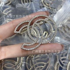 女性用のフルダイヤモンド中空ブローチ、女性用のファッショナブルでハイエンドのピン装飾、女性用の卸売の実際の写真