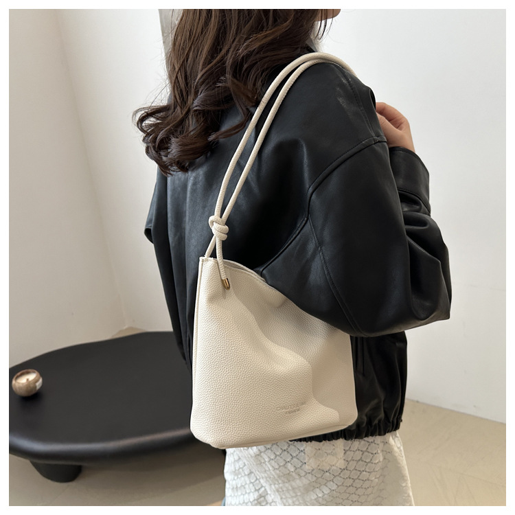 Solid-color simple single-shoulder casual. This year, the retro large-capacity 2024 new autumn crossbody bucket bag for women is in vogue undefined