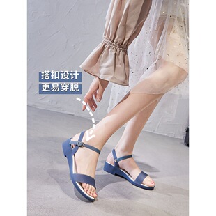 �ļ��¿������ЬŮ�¸�һ�֎���Ů����ɳ��Ь�r�b����ˮ������Ь