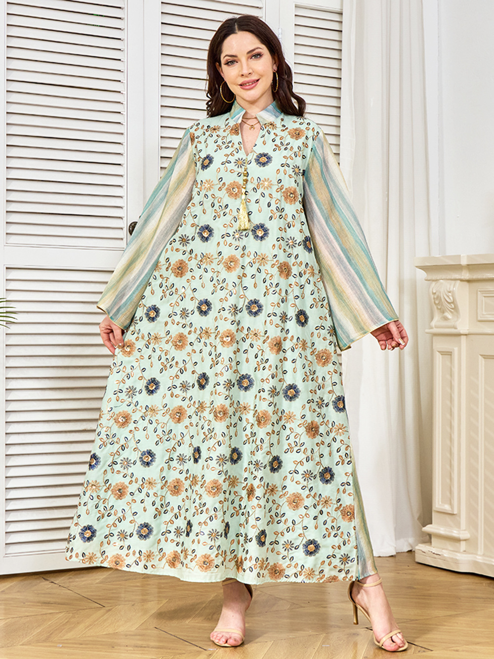 Elegante abaya araba con ricami e paillettes da donna_voghion.com