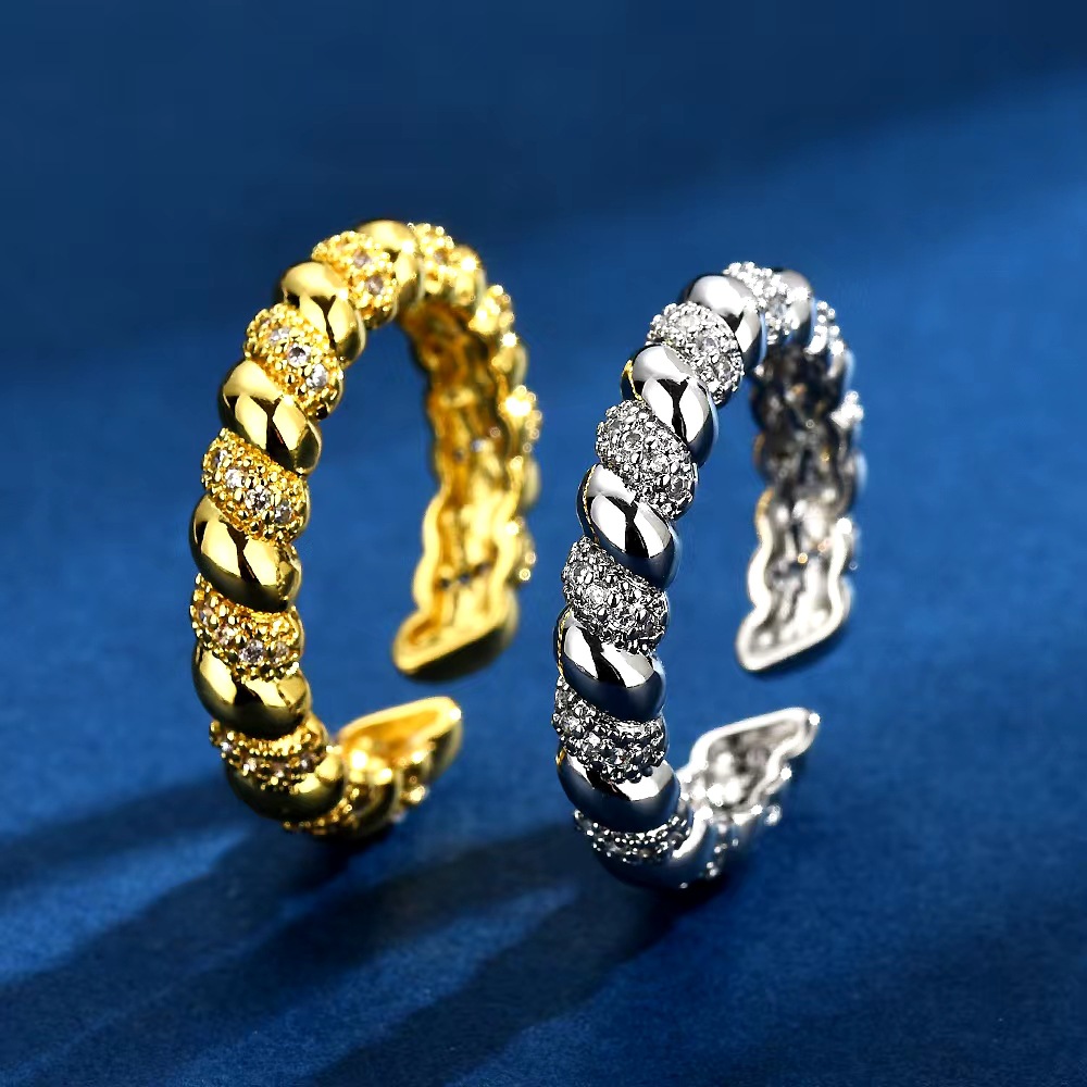 New medieval roll wavy twist ring female niche small red book explosion design simple high-end ring female