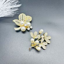 胸针女新款珍珠山茶花小香风时尚气质韩国胸花复古别针扣植物花卉