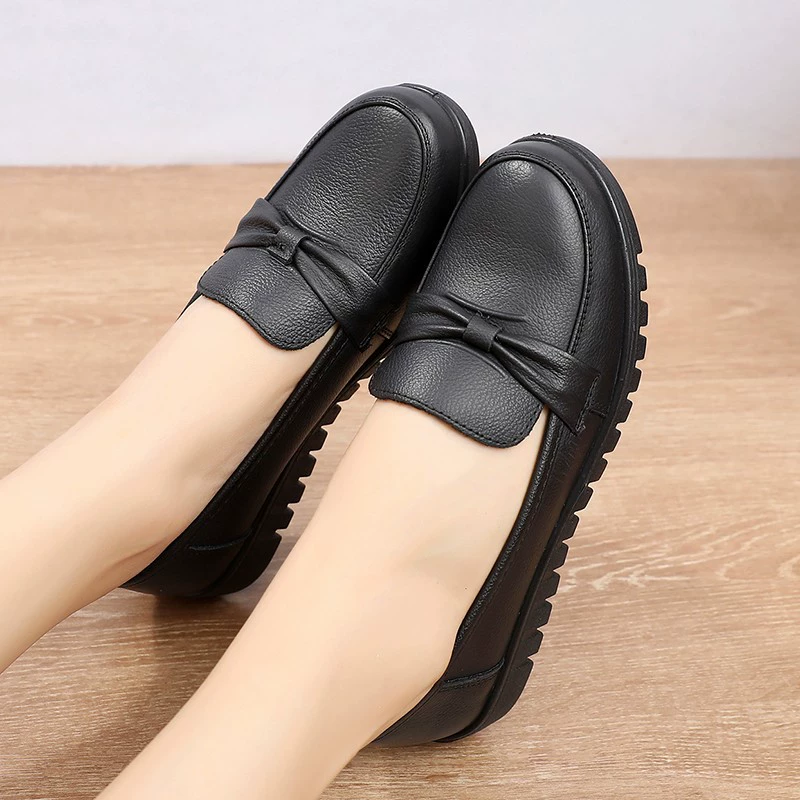 Весной и осенью новые мягкие кожаные маленькие туфли женские плиссированные маленькие кожаные туфли с бантом и круглым носком без шнуровки до середины рта на низком каблуке туфли для мам
