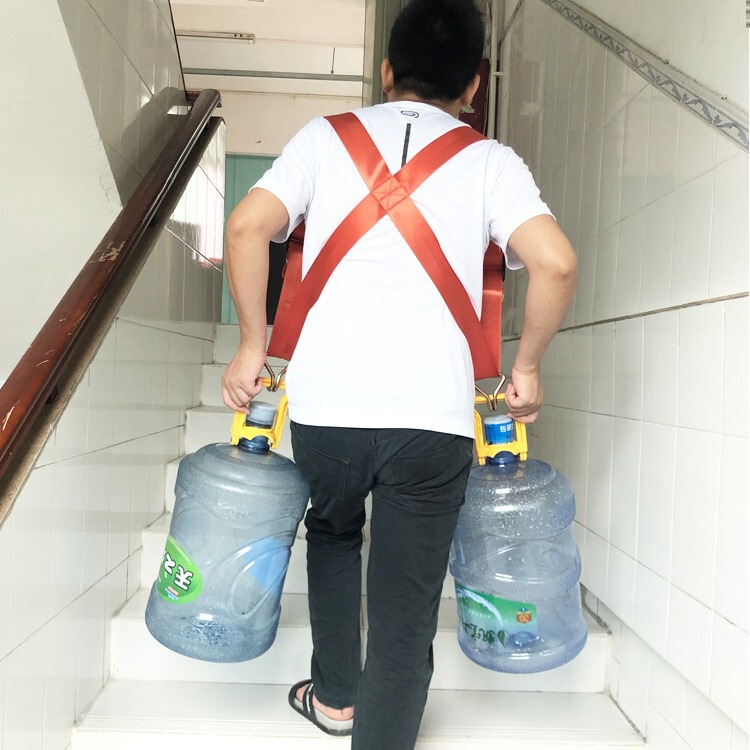 バケツに水を入れて水を汲む家庭用の水を汲んでガスボンベを運びます。|undefined