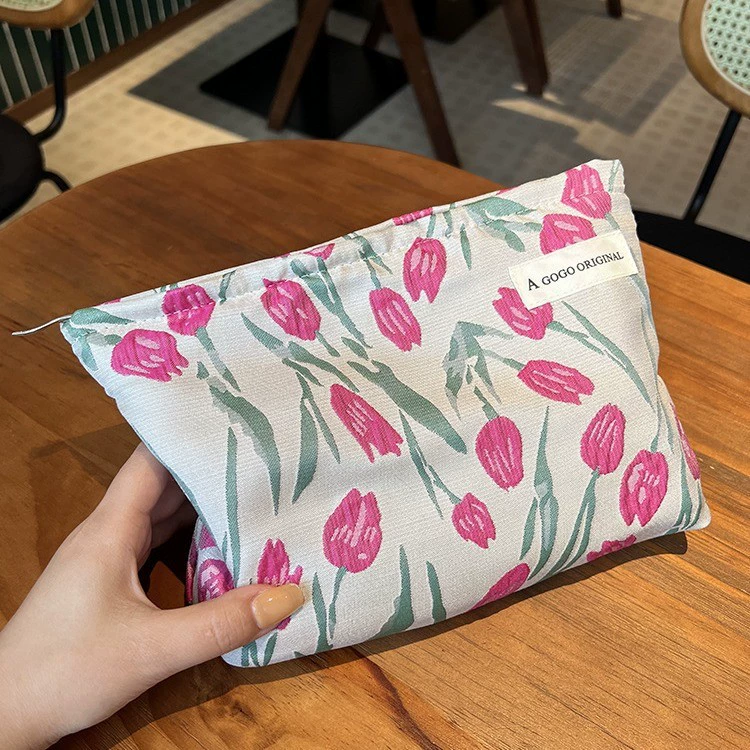 Capacious cosmetic bag, three‑dimensional travel organizer with zipper, stylish printed patterns