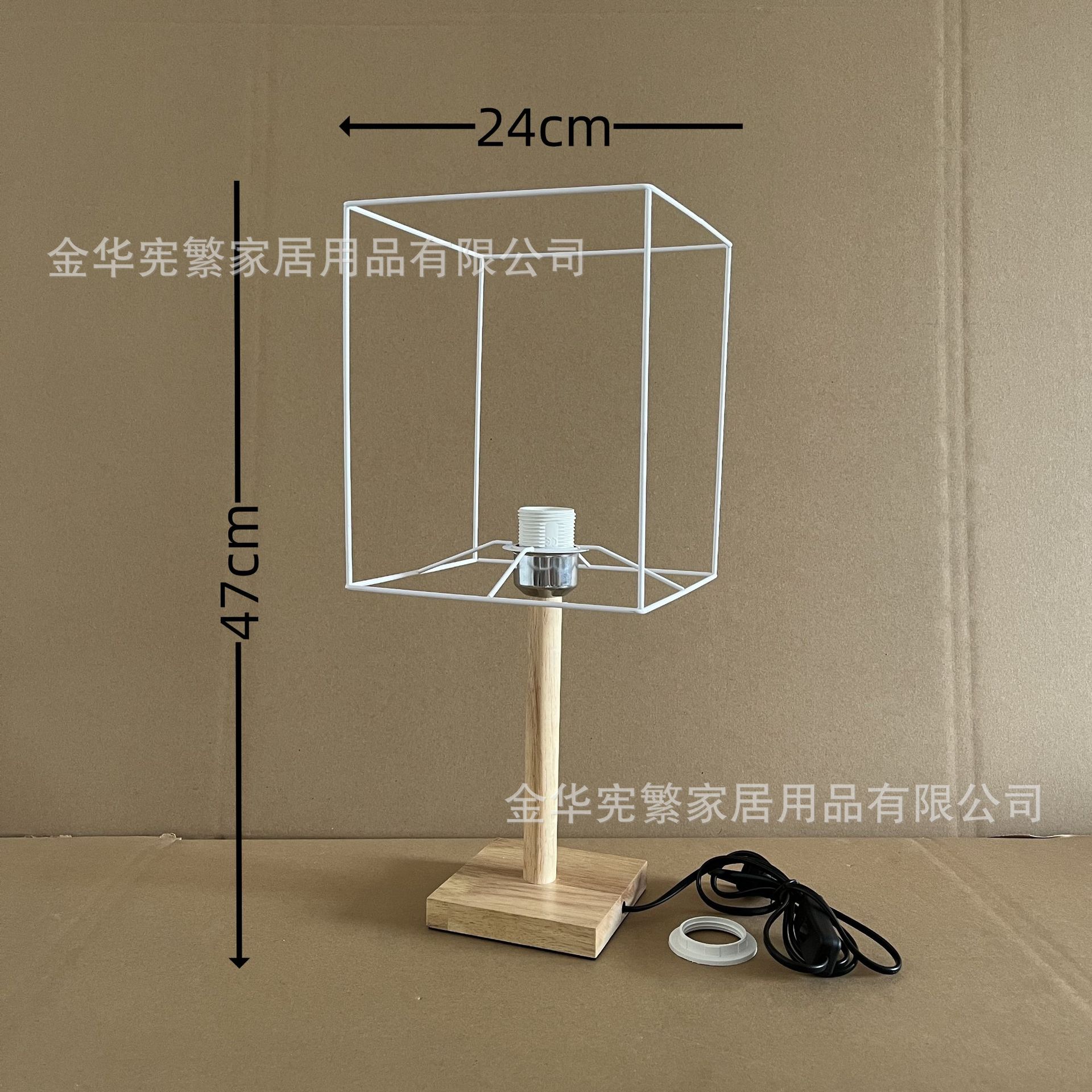 24개의 대형 정사각형 철 프레임 + 28개의 높은 정사각형 나무 베이스