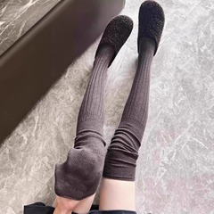 秋冬の厚い二重は膝の靴下をつなぎ合わせて、純色の靴下を積み上げます。