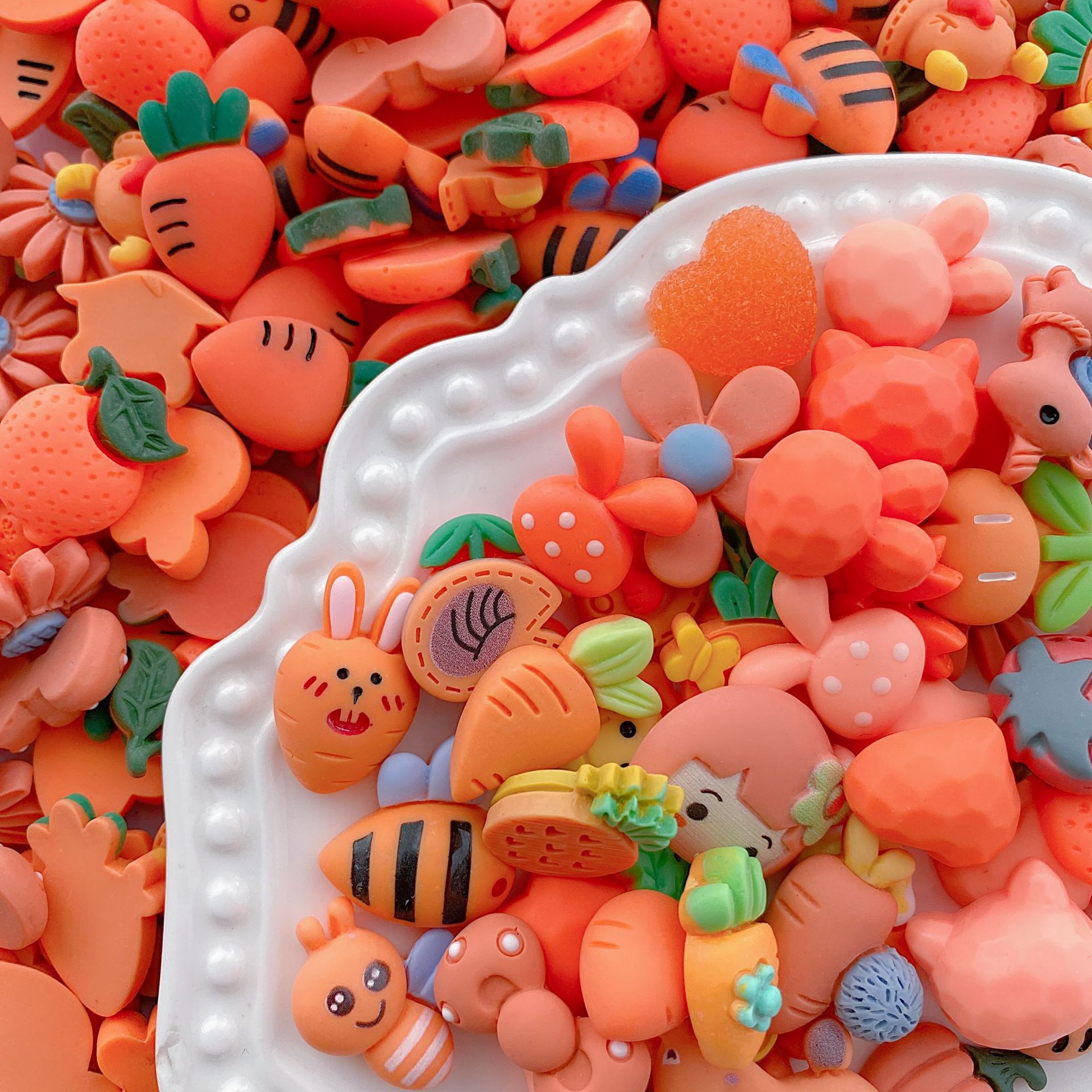 Directo de fábrica de color de dibujos animados mezclado DIY accesorios de resina al por mayor pegamento crema teléfono móvil Shell horquilla accesorios de producción