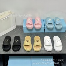 P家金属三角标编织拖鞋女2025夏季草编松糕厚底百搭增高透气凉拖