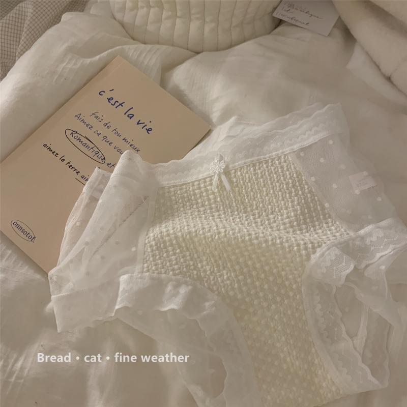 "Later, the moon missed the appointment and the sun set." Japanese polled girl lace and cotton sexy underwear