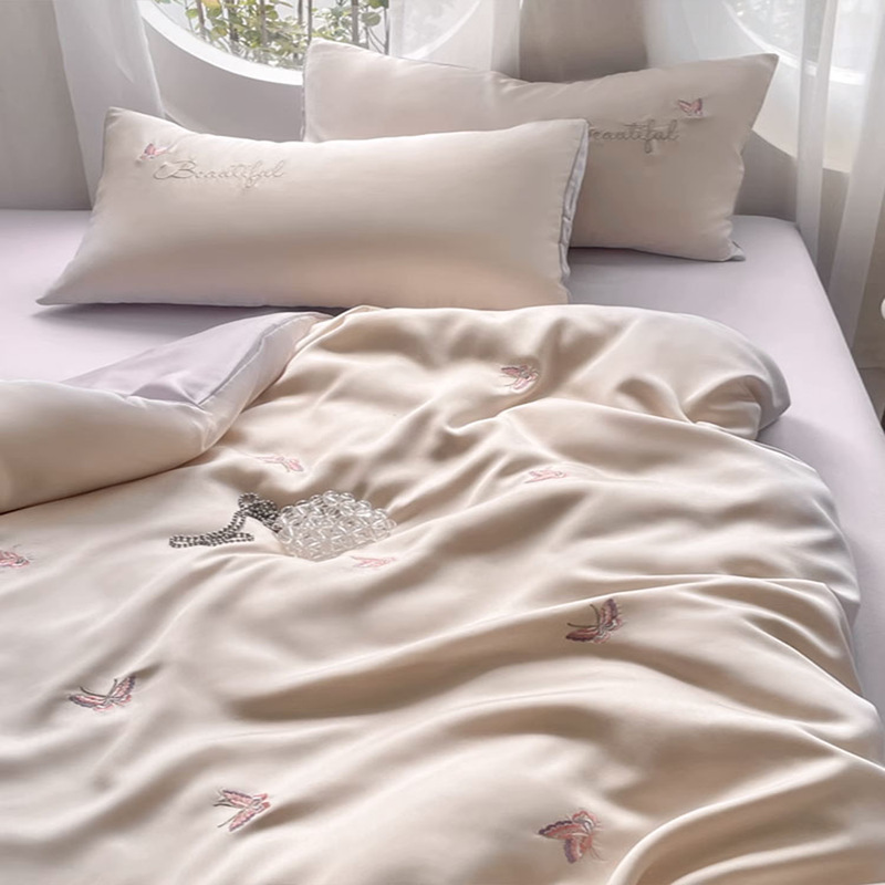 2025 Summer Small Fresh Ice Silk Cama Juego de cuatro piezas Sábana de cama desnuda sedosa Funda de edredón Juego de cama de dormitorio de tres piezas