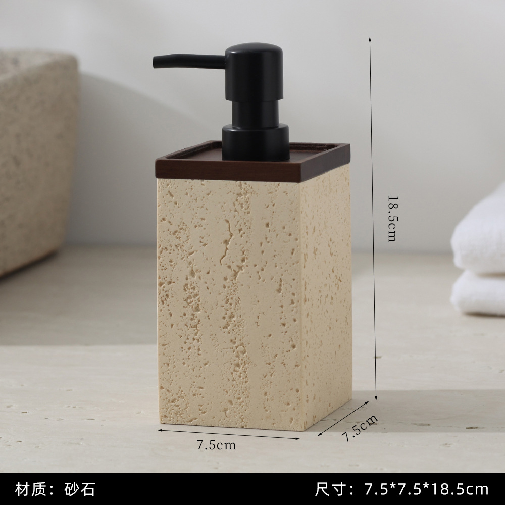 Frages de travertino, botellas de desinfectante de manos, tapas de nogal, botellas vacías de alto valor, detergente, champú, gel de ducha
