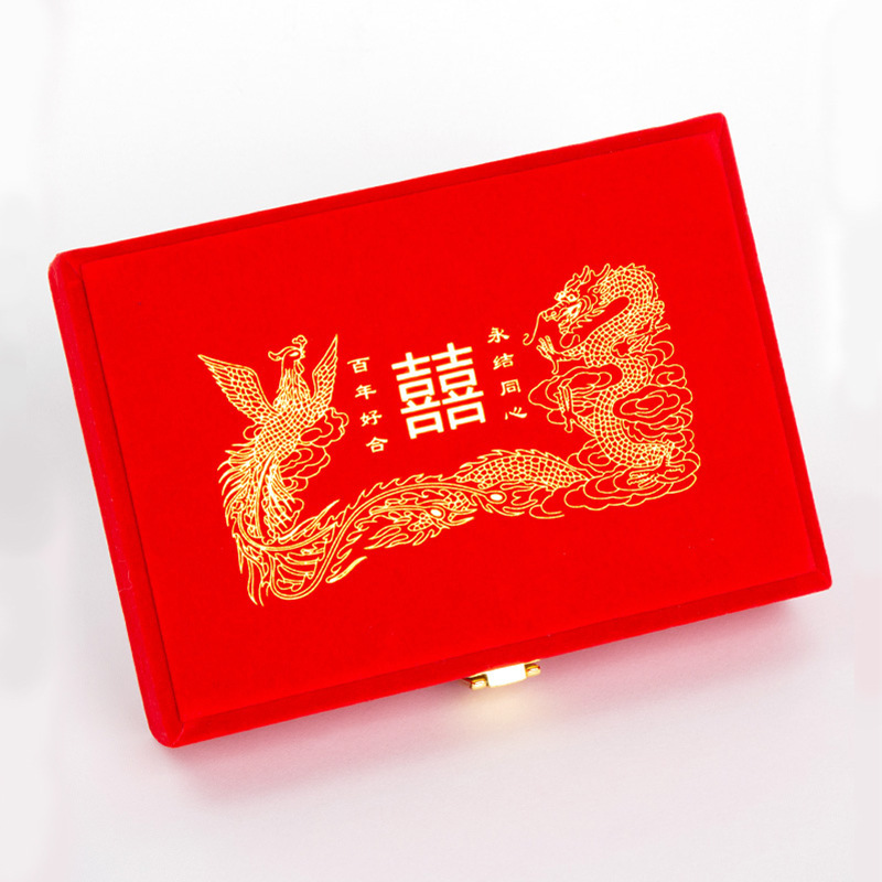 三金のアクセサリーの箱は結婚して婚約します。|undefined
