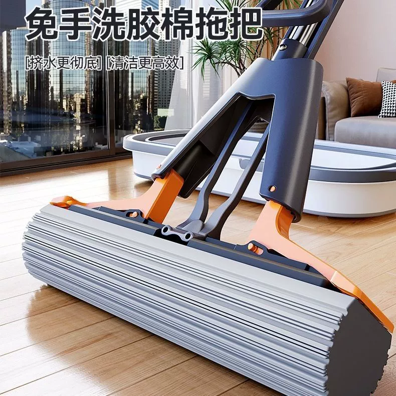 Губка складывает пополам и сжимает воду