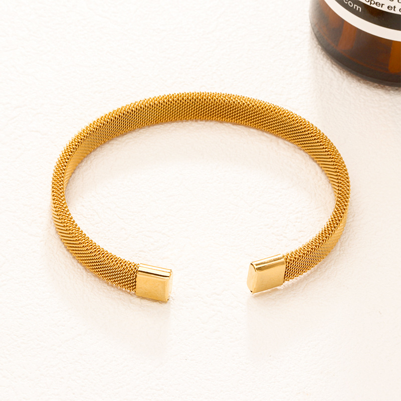 Fábrica en stock al por mayor de Europa y América transfronteriza de acero inoxidable en forma de C pulsera abierta ajustable chapado en oro 18K personalidad no se desvanece