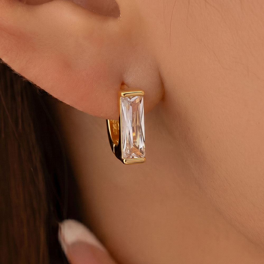 Pendientes sencillos de diamantes cuadrados de estilo moderno, pendientes de aro pequeños y cortos, joyería ligera de lujo con un toque sofisticado._voghion.com