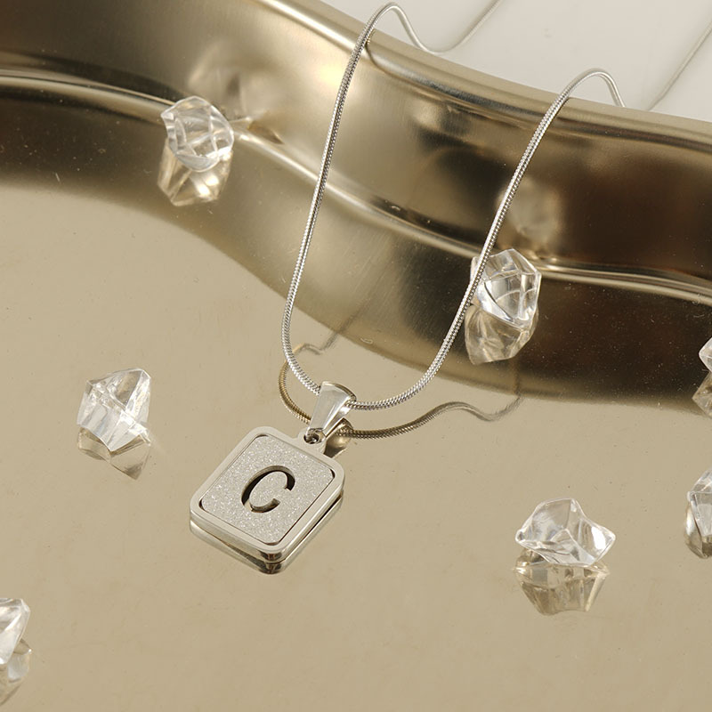 Nicho de moda europea y americana Cadena de hueso de serpiente 18K carta collar femenino transfronterizo de acero de titanio Arena-presionado carta colgante joyería al por mayor