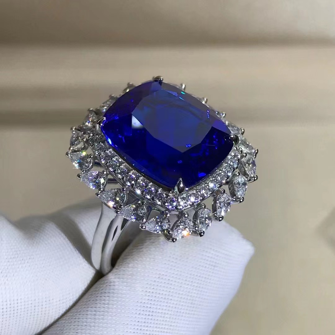 S925 Chapado en plata de cinco capas de espesor con incrustaciones de platino sintético 8 quilates Rey anillo de zafiro transfronterizo transmisión en vivo exclusivo