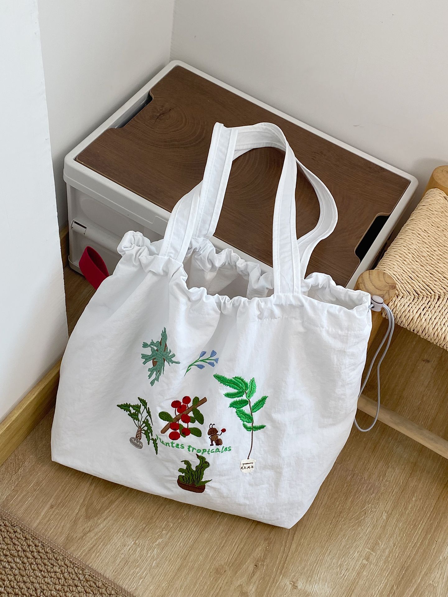 韓国版の新型アルファベットのプリントの包みの女性の大容量のナイロンのショルダーバッグ