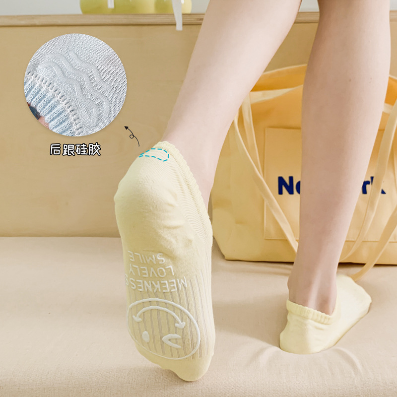 Calcetines de algodón antideslizantes para mujeres, calcetines de barco, primavera y verano, delgados, antiolor, boca poco profunda, calcetines invisibles, calcetines al por mayor para mujeres.