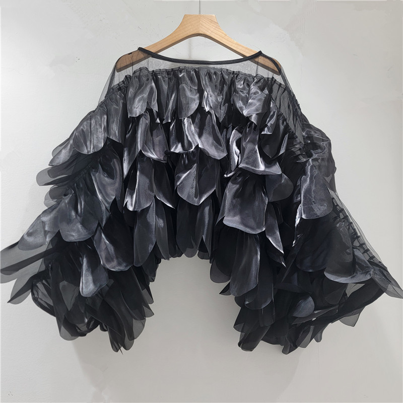 Diseño de nicho femenino extranjero perlado irregular decoración de borde de loto chic camisa de manga de murciélago moda
