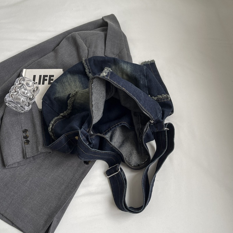 Bolso de mezclilla casual de gran capacidad al estilo de Hong Kong para mujer 2024 nuevo bolso de mensajero ligero y versátil de moda bolso de hombro de cercanías