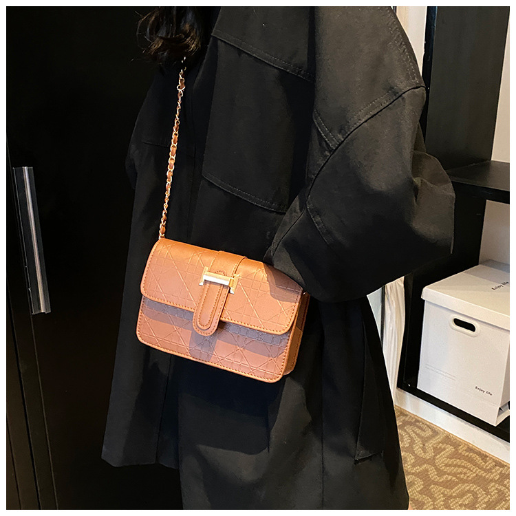 This stylish, high-quality, and trendy hand-held crossbody bag is a new cross-border women's bag for autumn and winter 2024. It features a checkered commuter single-shoulder bag undefined