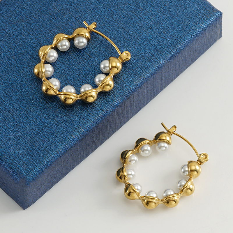 Moda europea y americana transfronteriza 18K pendientes de acero inoxidable de oro pendientes de perlas redondas pendientes de acero de titanio pendientes en stock al por mayor