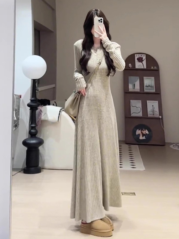 针织内搭连衣裙女磨毛坑条初秋季2025早秋新款时尚感收腰长款裙子|undefined