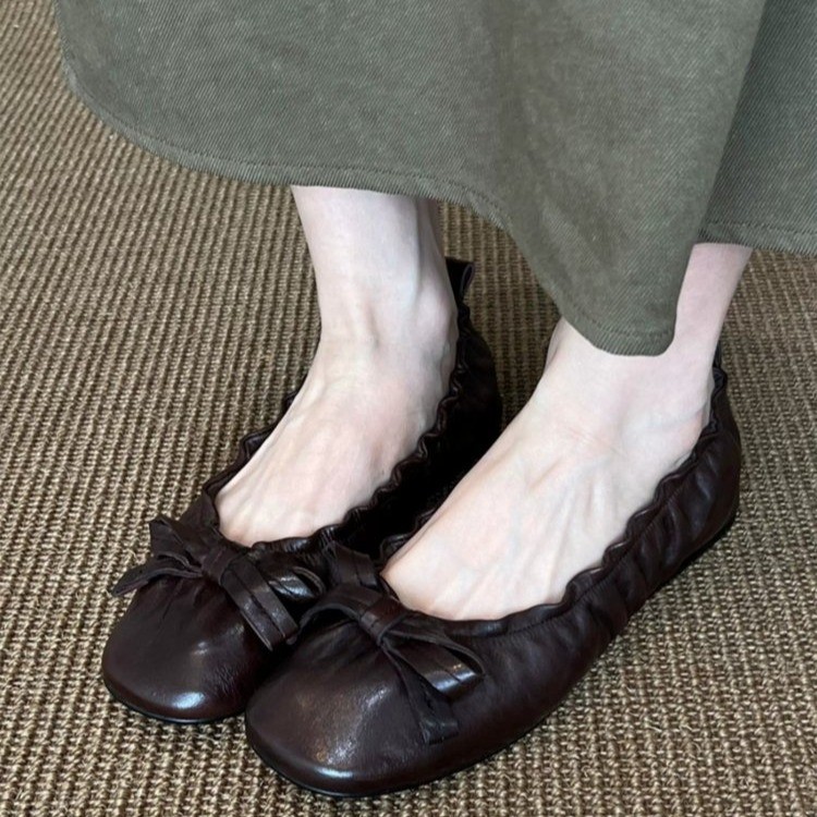 Retro Mary Jane shoes flat with bow made of soft leather, French vintage style, Collection Year 2026, balletcore style, soft sole