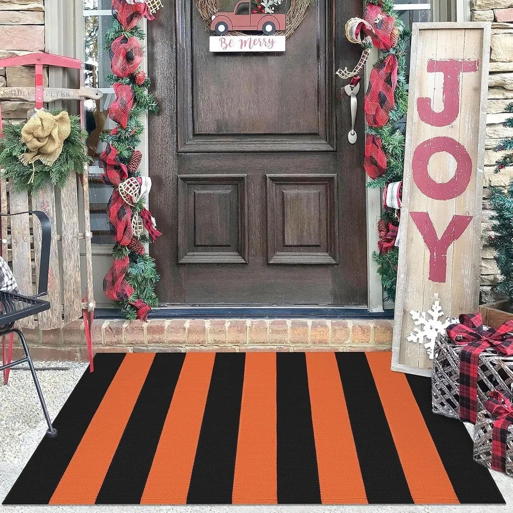 Classic vertical and horizontal striped entrance mat, simple retro design, dirt-resistant and dust-collecting foot mat for home and garden, available for delivery